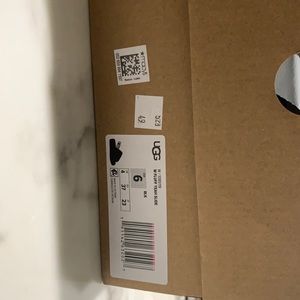 White fluffy yeah slides SZ6